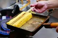 ببینید| غذای خیابانی در ژاپن؛ پخت املت با ماهی و تخم مرغ در اوکیناوا