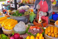 ببنیید؛ غذای خیابانی در کامبوج؛ تهیه سالاد بوک لاهونگ و گوشت گریل شده در پنوم پن