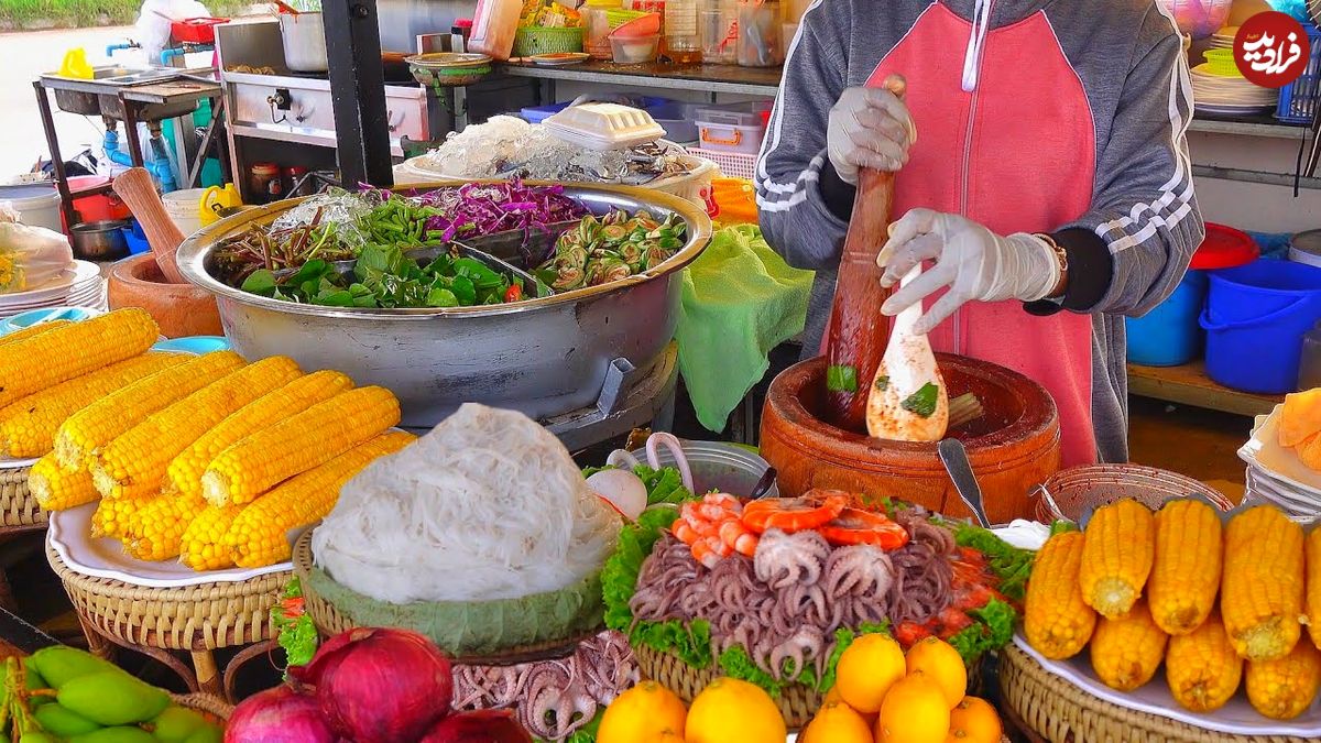 ببنیید؛ غذای خیابانی در کامبوج؛ تهیه سالاد بوک لاهونگ و گوشت گریل شده در پنوم پن