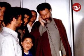 عکس؛ سفر در زمان؛ «شهید بهشتی در حال صرف غذا در کنار محافظان اش»؛ سال 59