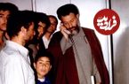 عکس؛ سفر در زمان؛ «شهید بهشتی در حال صرف غذا در کنار محافظان اش»؛ سال 59