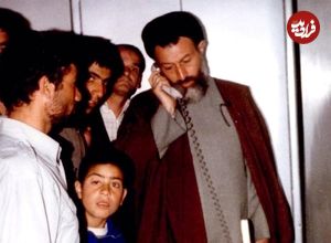 عکس؛ سفر در زمان؛ «شهید بهشتی در حال صرف غذا در کنار محافظان اش»؛ سال 59
