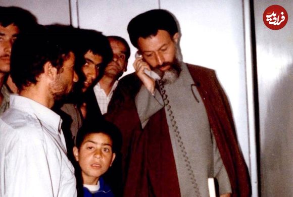عکس؛ سفر در زمان؛ «شهید بهشتی در حال صرف غذا در کنار محافظان اش»؛ سال 59