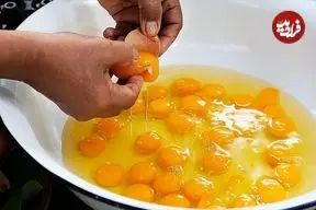 ببینید| غذای خیابانی در تایلند؛ پخت املت با سبزیجات و گل نیلوفر در بانکوک