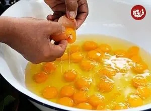 ببینید| غذای خیابانی در تایلند؛ پخت املت با سبزیجات و گل نیلوفر در بانکوک