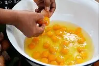 ببینید| غذای خیابانی در تایلند؛ پخت املت با سبزیجات و گل نیلوفر در بانکوک