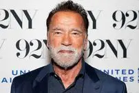 عکس| سفر زمان؛ «آرنولد» جوان در حال فیگور گرفتن برای دو زن سالخورده در پارک