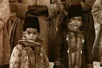 عکس| سفر به ایران قدیم؛ «نوه‌های ناصرالدین شاه و خواجه‌هایشان» در اصفهان