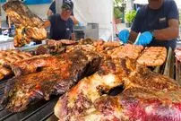 ببینید| غذای خیابانی در ایتالیا؛ تهیه هات داگ، استیک و کالباس در میلان