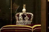 حمله معترضان به تاج پادشاهی انگلیس در برج لندن؛ ۴ نفر بازداشت و بازدید از جواهرات سلطنتی متوقف شد