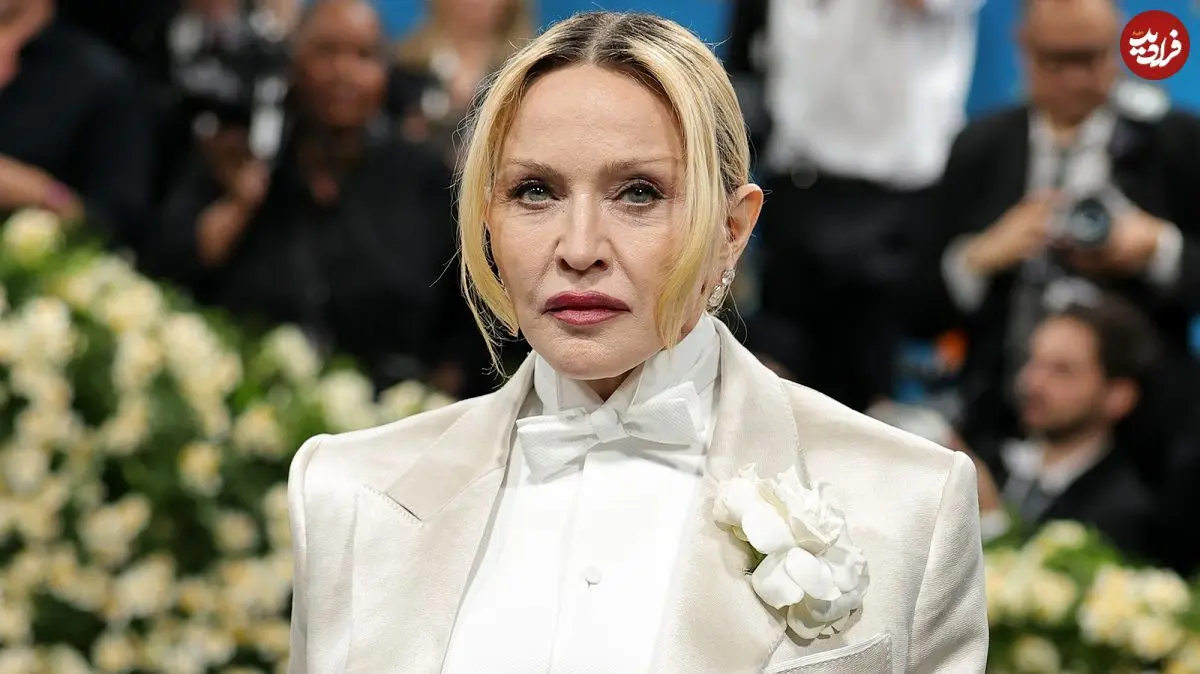 عکس؛ سفر در زمان؛ مدونا در حال سوار تاکسی شدن؛ سال 1363