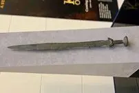 (ویدئو) ناگفته ها از آلیاژ منحصر به فرد به کار رفته در شمشیر باستانی ۲۴۰۰ ساله 