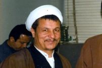عکس؛ سفر به تاریخ؛ «هاشمی رفسنجانی» در حال تیراندازی با کلت کمری؛ دهۀ 1360