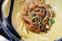 ببینید| غذای خیابانی در تایلند؛ پخت املت با شاه میگو و سبزیجات در بانکوک