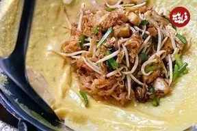 ببینید| غذای خیابانی در تایلند؛ پخت املت با شاه میگو و سبزیجات در بانکوک