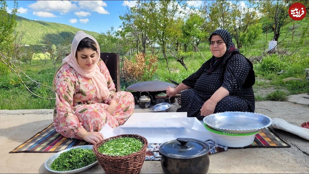 (ویدئو) غذای روستایی؛ پخت نان محلی روی ساج توسط مادر و دختر کردستانی