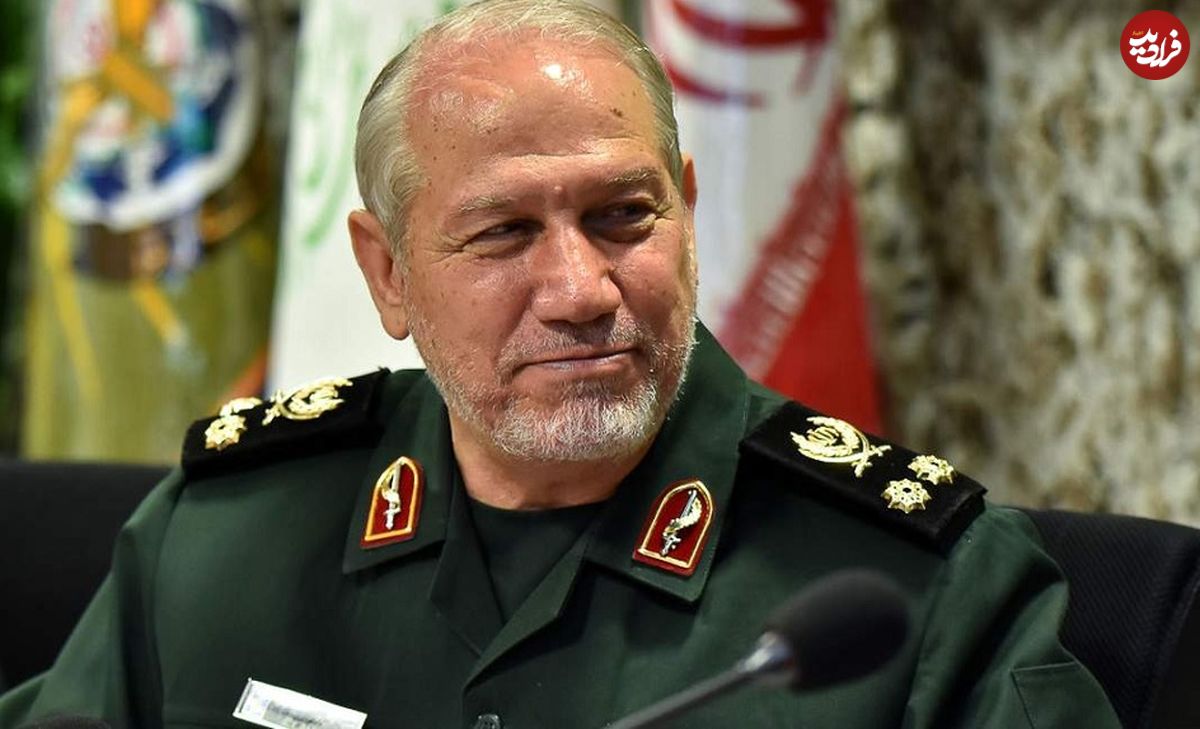 عکس؛ سفر به تاریخ؛ «سردار رحیم‌صفوی» در کنار «شهید حسن باقری» در مقبرۀ دانیال نبی؛ سال 1360