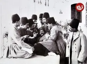 عکس| سفر زمان؛ درباریان مظفرالدین شاه و «خواجۀ دو متری» در کنار استخر کاخ گلستان