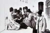 عکس| سفر زمان؛ درباریان مظفرالدین شاه و «خواجۀ دو متری» در کنار استخر کاخ گلستان