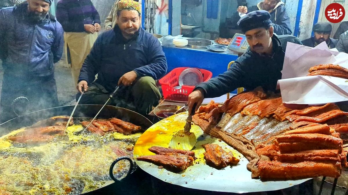 (ویدئو) غذای خیابانی در پاکستان؛ مشهورترین فروشنده ماهی سرخ شده در لاهور را ببینید