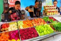 ببینید| غذای خیابانی در کامبوج؛ تهیه آبمیوه و اسموتی با آناناس، دراگون فروت در پنوم پن