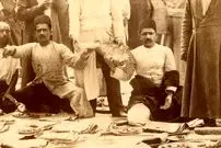 عکس| سفر به ایران قدیم؛ سینی‌های غذا در حیاط سفارت انگلستان؛ 120 سال قبل