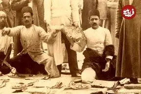 عکس| سفر به ایران قدیم؛ سینی‌های غذا در حیاط سفارت انگلستان؛ 120 سال قبل