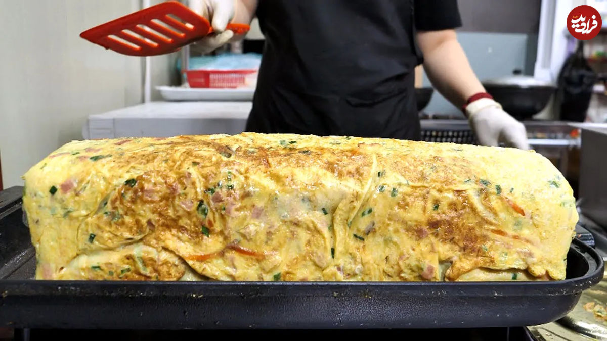 (ویدئو) غذای خیابانی در کره جنوبی؛ پخت املت غول پیکر با 60 تخم مرغ!