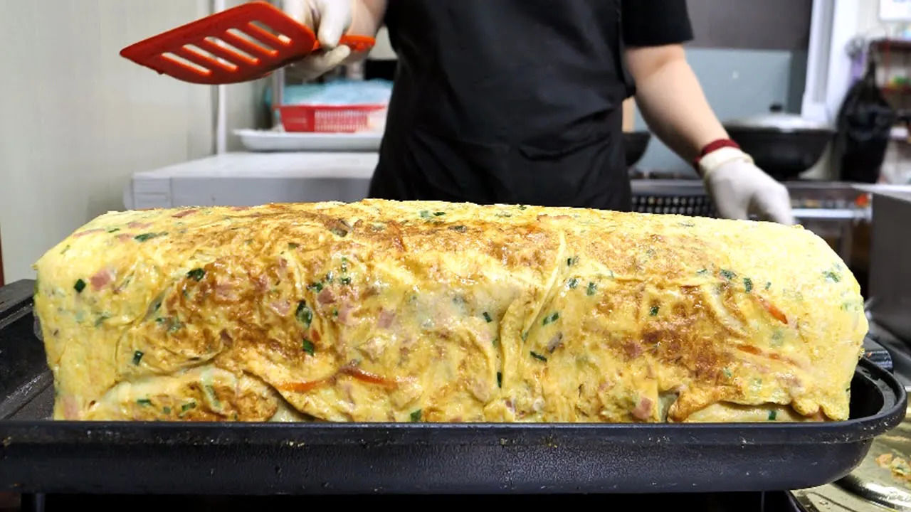 (ویدئو) غذای خیابانی در کره جنوبی؛ پخت املت غول پیکر با 60 تخم مرغ!