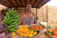 ببینید| غذای روستایی در کنیا؛ پخت یک غذای خاص با گوشت گاو و موز