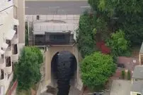 (تصاویر) خانه‌ای در وسط یک پل با قیمت ۱۲ و نیم میلیارد تومان