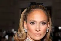 عکس| سفر در زمان؛ «جنیفر لوپز» در مهمانی آلبوم موسیقی «On the 6» در نیویورک؛ سال 1378