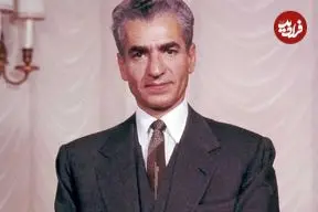 عکس| سفر در زمان؛ «محمدرضا پهلوی» در حال ورود به سفارت ایران در لندن؛ سال 1338