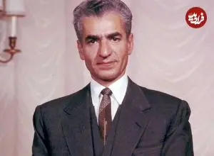 عکس| سفر در زمان؛ «محمدرضا پهلوی» در حال ورود به سفارت ایران در لندن؛ سال 1338