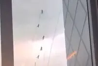 (ویدئو) وزش باد شدید و معلق ماندن کارگران در هوا