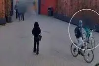 (ویدیو) پرسه زدن یک قاتل با لباس خونی در شهر بعد از قتل!