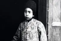 عکس| سفر زمان؛ «مستوفی‌الممالک» در حال پلوخوری در یک خانۀ روستایی