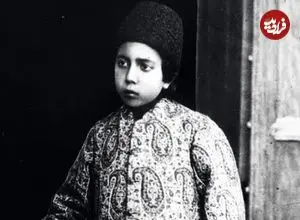 عکس| سفر زمان؛ «مستوفی‌الممالک» در حال پلوخوری در یک خانۀ روستایی