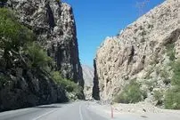 عکس| سفر به ایران قدیم؛ یک کاروان در جادۀ کوهستانی بوشهر به شیراز؛ 136 سال قبل