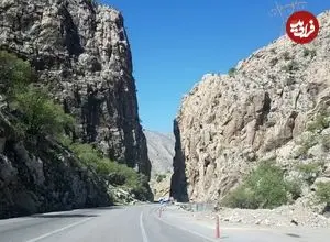 عکس| سفر به ایران قدیم؛ یک کاروان در جادۀ کوهستانی بوشهر به شیراز؛ 136 سال قبل
