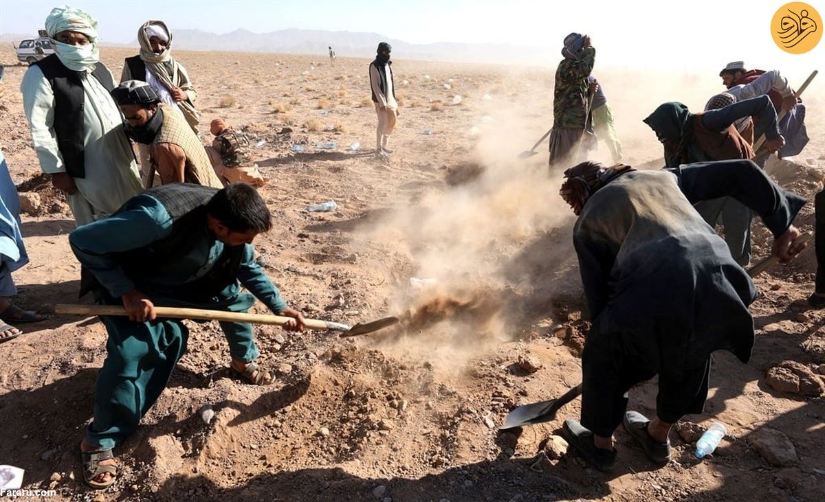 (ویدئو) حفر قبر برای ۲۴۰۰ زلزله‌زده افغان