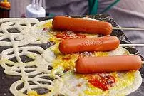 ببینید| غذای خیابانی در تایلند؛ تهیه ساندویچ با هات داگ، تخم مرغ و پنیر در بانکوک