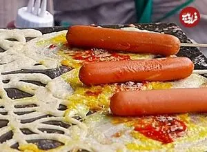 ببینید| غذای خیابانی در تایلند؛ تهیه ساندویچ با هات داگ، تخم مرغ و پنیر در بانکوک