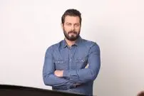 ( ویدیو) خوانندگی پژمان بازغی و تعجب لیلا اوتادی از صدای آقای بازیگر
