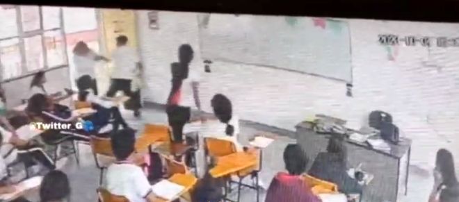 ( ویدیو) حمله یک دانش آموز با چاقو به معلم زن در کلاس
