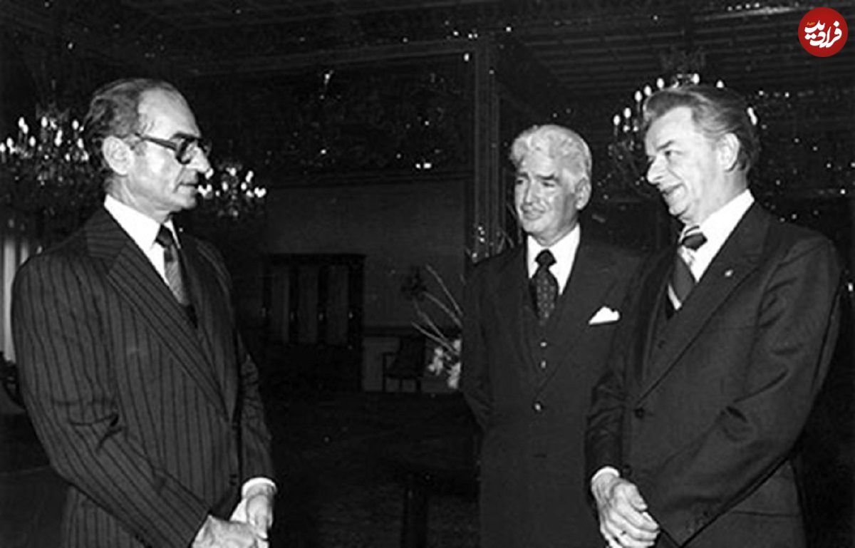 سفر در زمان؛ یادداشت‌های علم، دوشنبه ۲۷ فروردین ۱۳۵۲: سفیر آمریکا که قبلا رئیس کل سیا بوده به دلیل اینکه صد درصد در اختیار نیکسون نبود، نیکسون او را به سفارت ایران فرستاد