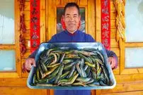 ببینید| غذای روستایی در چین؛ پخت یک غذای سنتی محبوب با ماهی لوچ