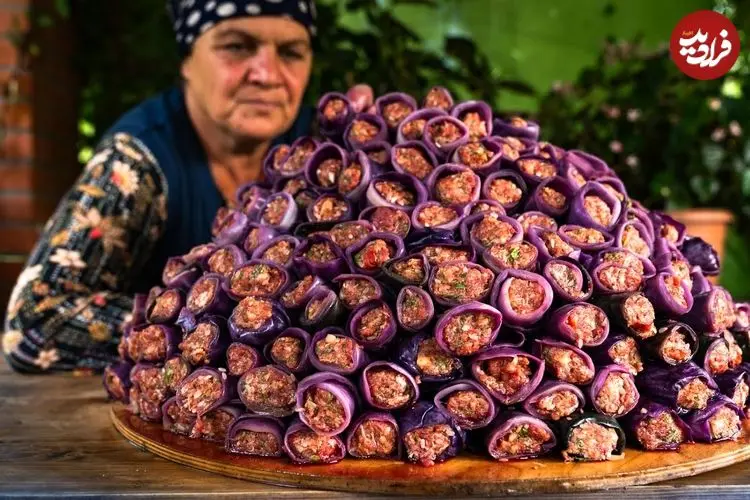 ببینید| غذای روستایی در آذربایجان؛ پخت دلمه کلم قرمز در طبیعت زیبای یک روستا