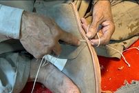 (ویدئو) نحوه دوخت چکمه کوتاه دست ساز توسط کفاش هندی