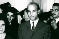 عکس؛ سفر به تاریخ؛ «دکتر علی شریعتی» در دوران دبیرستان به همراه دوستانش در یک قهوه‌خانه